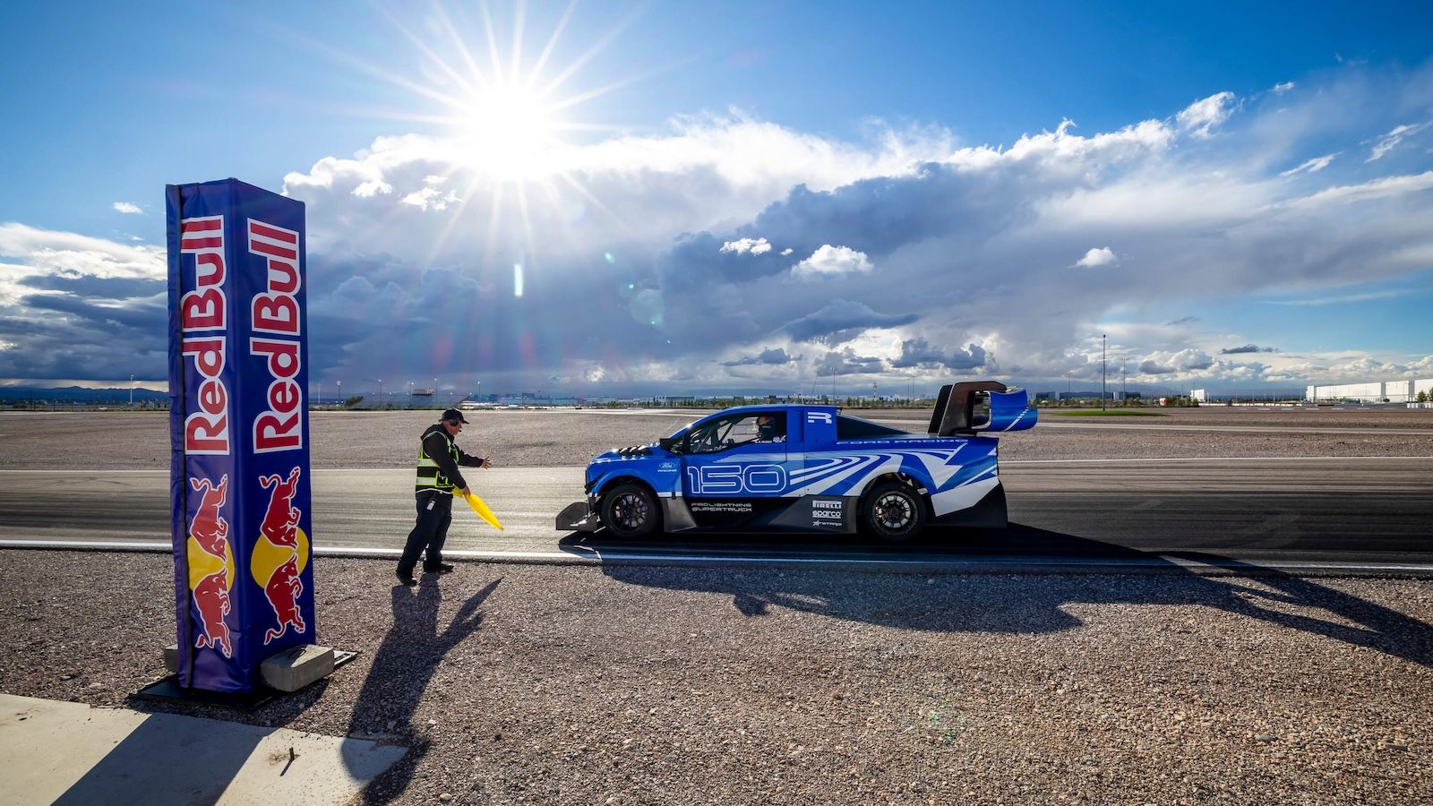 Ford: Max Verstappen και Arvid Lindblad οδηγούν 12 «θρύλους» 100+ ετών στην πίστα (+video)